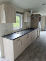 Casa móvil T2 Agla completamente equipada de 38,5 m² (10 x 3,85 m) con 2 dormitorios para 4 personas, cocina, baño y aislamiento total. - Imagen 5