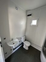 Contenedor Habitable 6x2,43m con Cocina Americana, Baño y Ducha - Imagen 3