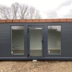 Contenedor Tienda 6x2,83m - Módulo Comercial con Aislamiento 10cm y 2 Grandes Ventanas